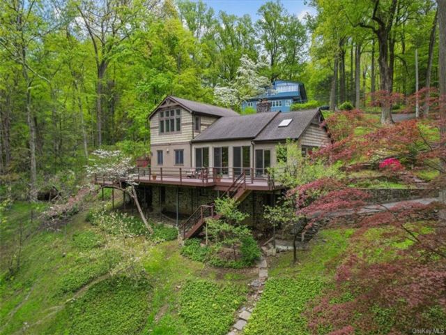  3 BR,  3.00 BTH &nbsp;Arts and crafts style home in Cortlandt