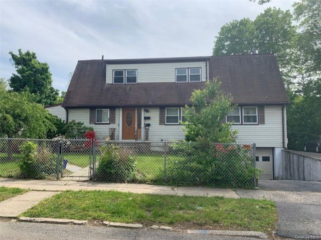  5 BR,  2.00 BTH &nbsp;House style home in White Plains