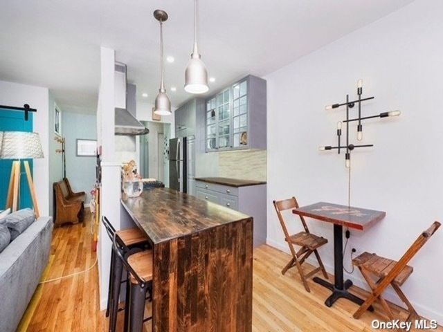  1 BR,  1.00 BTH &nbsp;Mid-rise style home in Woodside