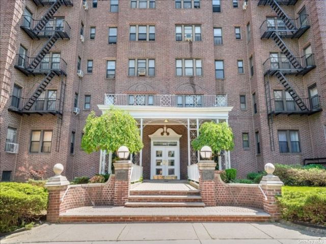  1 BR,  1.00 BTH &nbsp;Mid-rise style home in Jamaica Estates