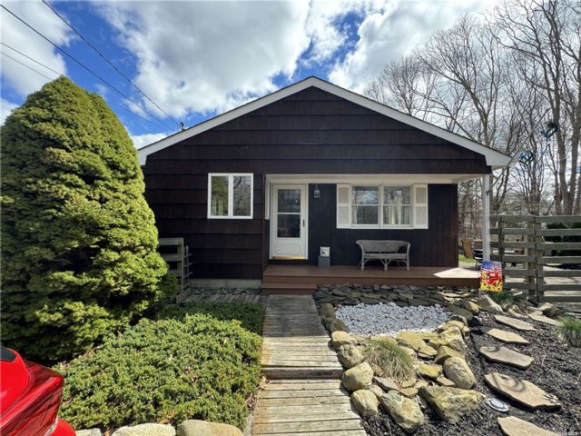  3 BR,  2.00 BTH &nbsp;Ranch style home in Center Moriches