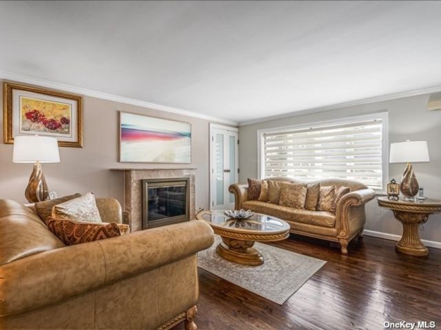  3 BR,  3.00 BTH &nbsp;Colonial style home in Whitestone