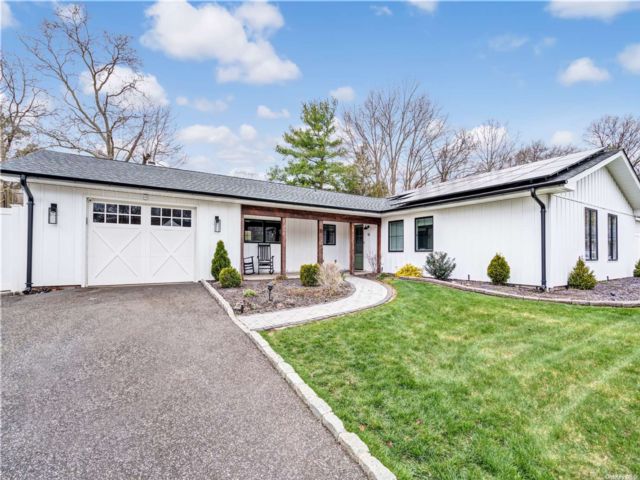  3 BR,  2.00 BTH &nbsp;Ranch style home in Coram