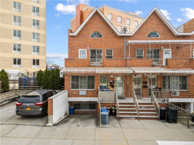  5 BR,  5.00 BTH &nbsp;Colonial style home in Fresh Meadows