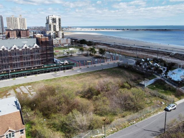 Lot <b>Size:</b> 50x103 &nbsp;Land style home in Far Rockaway