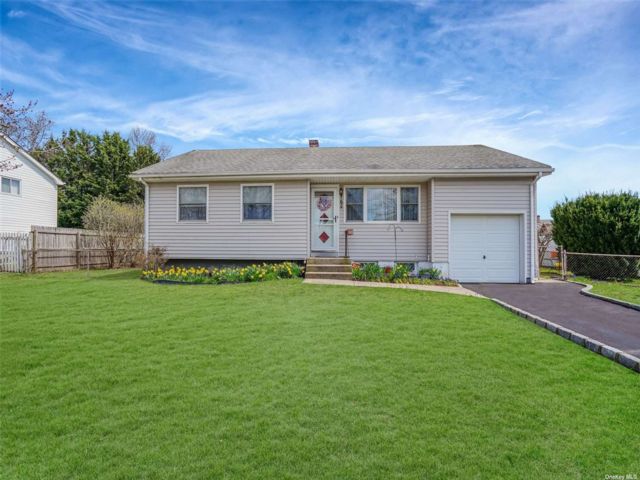  4 BR,  2.00 BTH &nbsp;Ranch style home in Islip Terrace