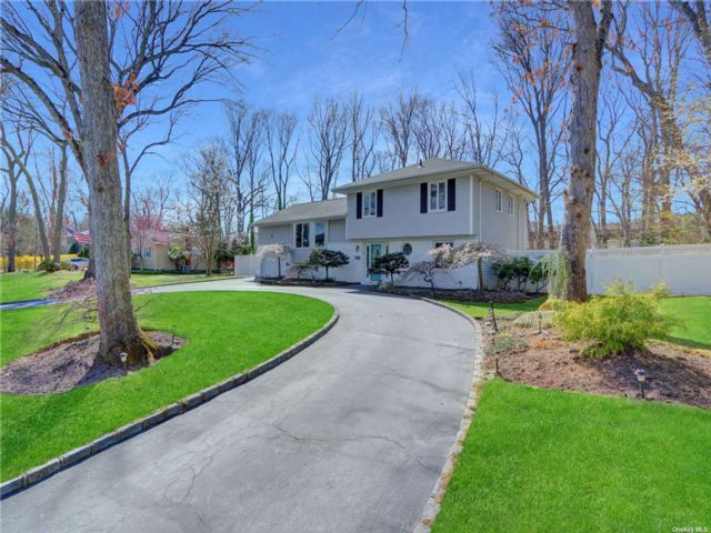  4 BR,  3.00 BTH &nbsp;Split level style home in Smithtown