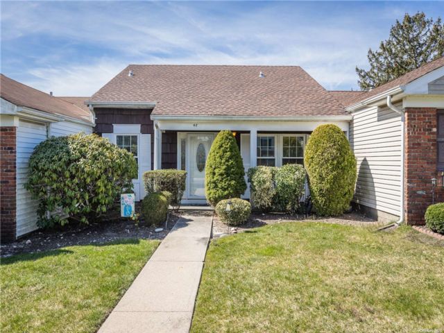  2 BR,  2.00 BTH &nbsp;Townhouse style home in Mount Sinai