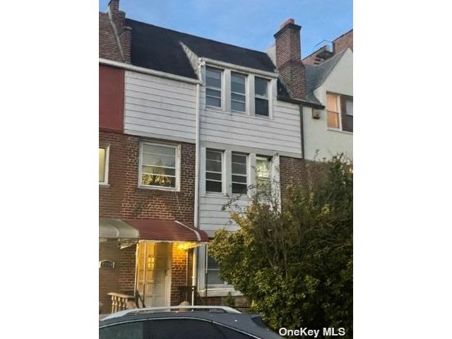  9 BR,  3.00 BTH &nbsp;Tri-level style home in Long Island City