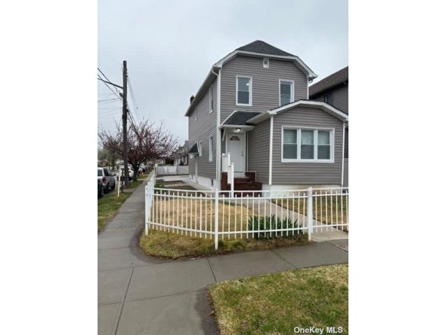  4 BR,  3.00 BTH &nbsp;Two story style home in Cambria Heights