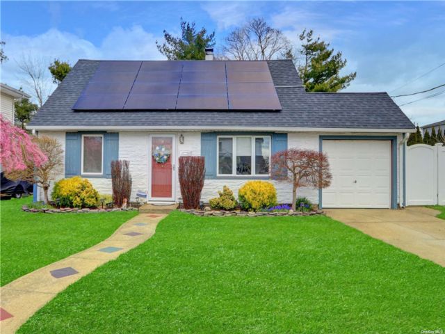  4 BR,  2.00 BTH &nbsp;Cape cod style home in Massapequa