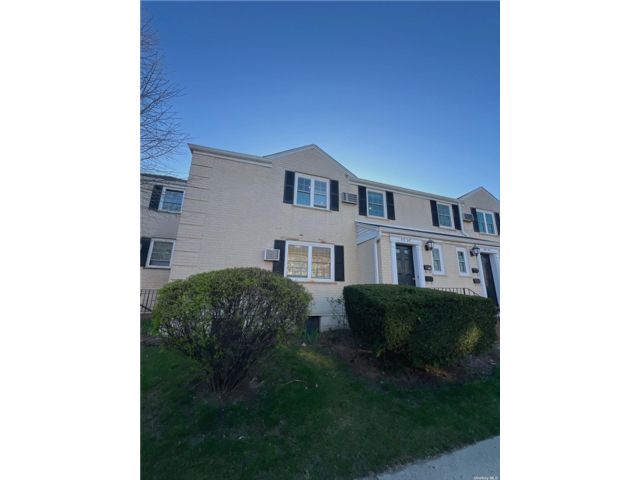  2 BR,  1.00 BTH &nbsp;Garden apartmen style home in Bayside