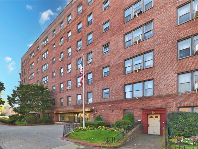  1 BR,  1.00 BTH &nbsp;Mid-rise style home in Briarwood