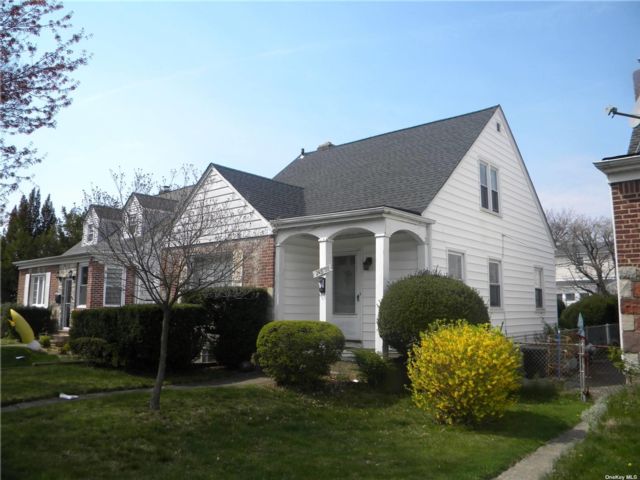 3 BR,  1.00 BTH &nbsp;Cape cod style home in Bellerose