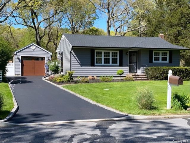  2 BR,  2.00 BTH &nbsp;Ranch style home in Moriches