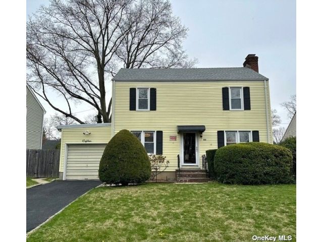  3 BR,  2.00 BTH &nbsp;Colonial style home in Glen Cove