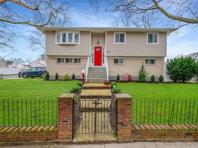  4 BR,  2.00 BTH &nbsp;Hi ranch style home in West Hempstead