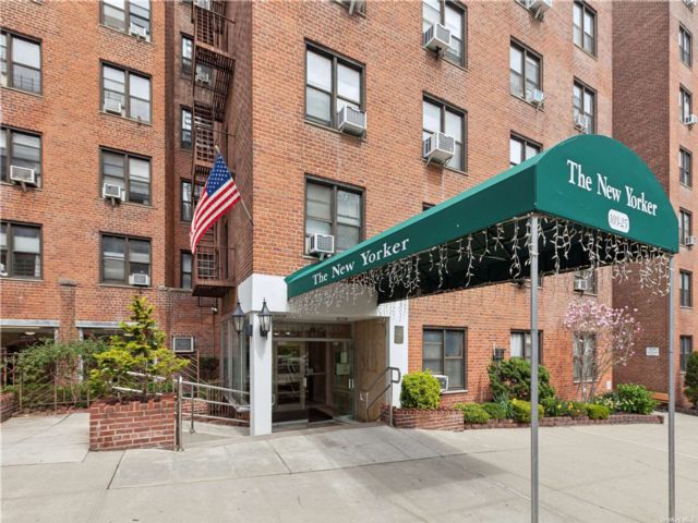  1 BR,  1.00 BTH &nbsp;Mid-rise style home in Forest Hills