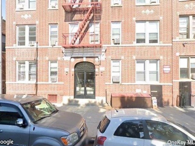 25 BR, 22.00 BTH &nbsp;Mid rise style home in Astoria