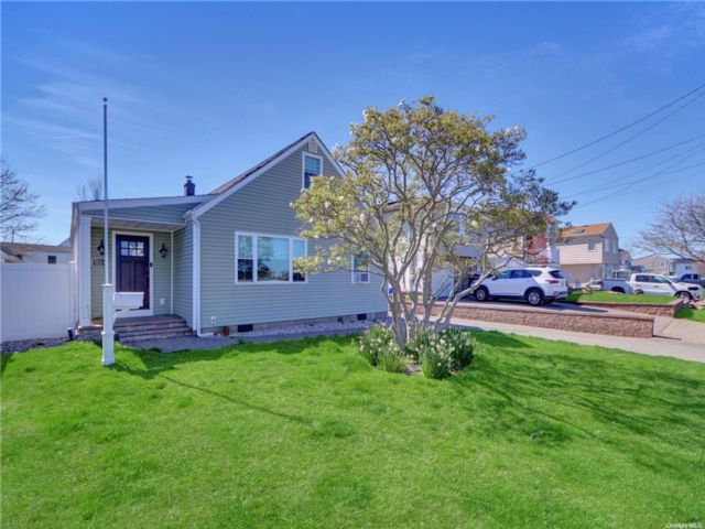  3 BR,  2.00 BTH &nbsp;Cape cod style home in Lindenhurst