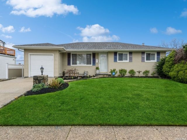  3 BR,  2.00 BTH &nbsp;Ranch style home in Hicksville