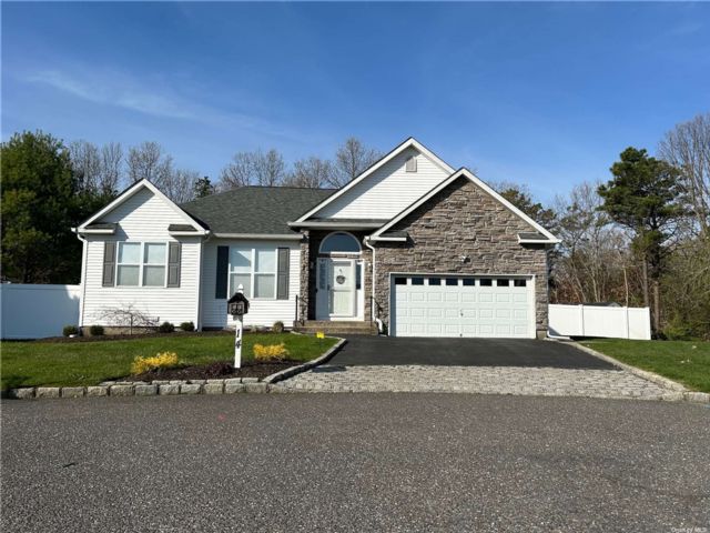  5 BR,  3.00 BTH &nbsp;Ranch style home in Holtsville