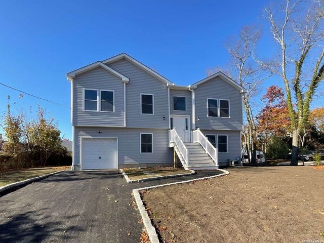  4 BR,  3.00 BTH &nbsp;Hi ranch style home in Mastic