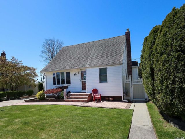  4 BR,  2.00 BTH &nbsp;Cape cod style home in Hicksville