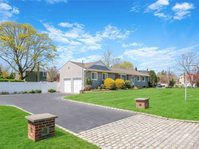  4 BR,  3.00 BTH &nbsp;Ranch style home in Sayville