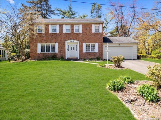  4 BR,  3.00 BTH &nbsp;Colonial style home in Port Washington