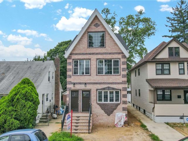 Studio,  1.00 BTH &nbsp;Colonial style home in Saint Albans