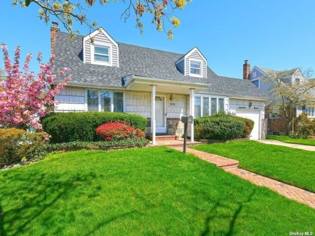  4 BR,  2.00 BTH &nbsp;Exp cape style home in East Meadow