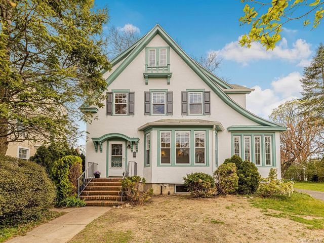  3 BR,  2.00 BTH &nbsp;Colonial style home in Yonkers