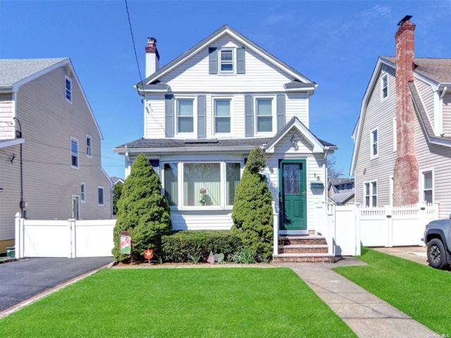  3 BR,  3.00 BTH &nbsp;Colonial style home in Malverne