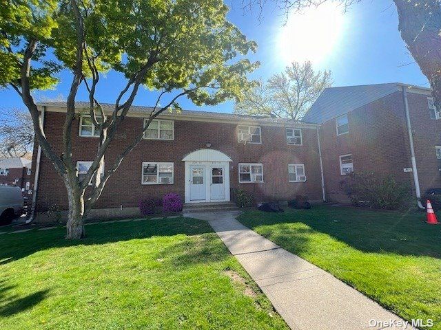  2 BR,  1.00 BTH &nbsp;Garden apartmen style home in Bayside