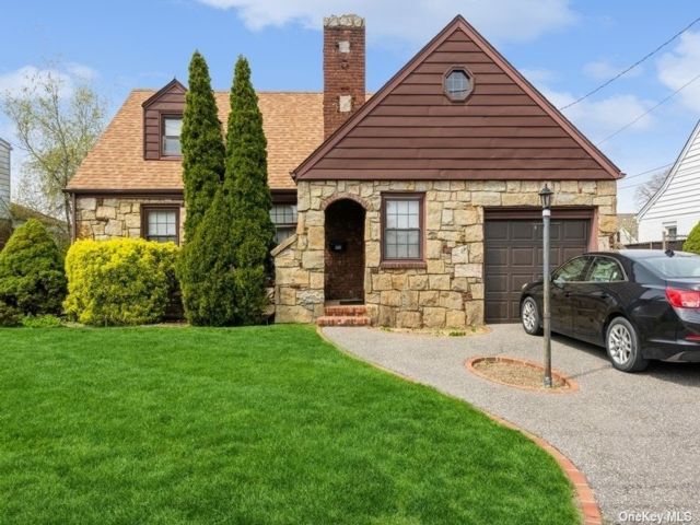  2 BR,  1.00 BTH &nbsp;Cape cod style home in West Hempstead