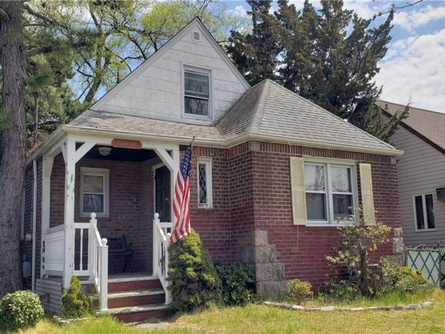  3 BR,  2.00 BTH &nbsp;Cape cod style home in Franklin Square