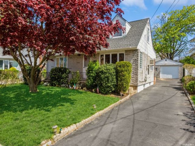 4 BR,  1.00 BTH &nbsp;Cape cod style home in Elmont
