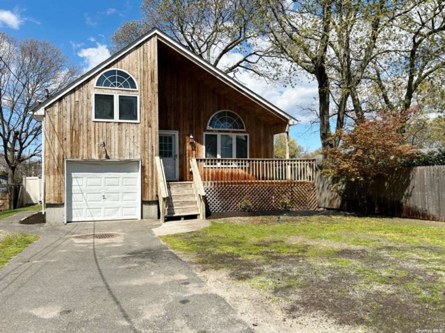  4 BR,  3.00 BTH &nbsp;Split ranch style home in Selden