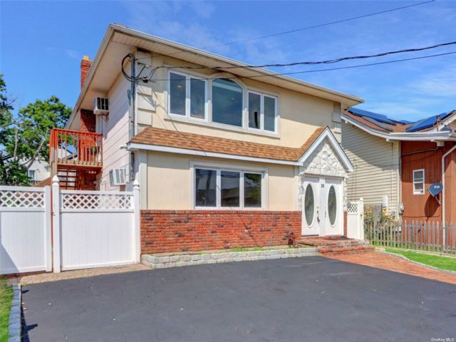  4 BR,  2.00 BTH &nbsp;Duplex style home in Babylon