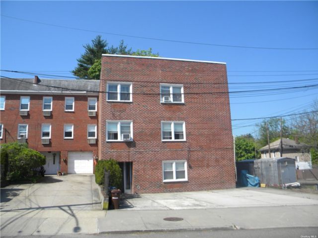  2 BR,  6.00 BTH &nbsp;Contemporary style home in Douglaston