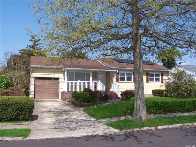  4 BR,  1.00 BTH &nbsp;Exp ranch style home in North Babylon