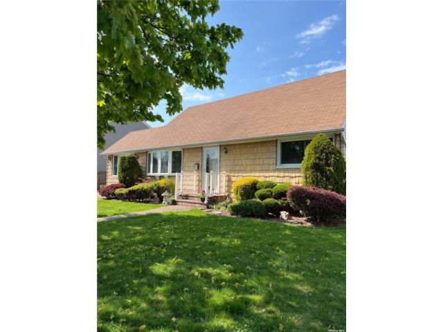  4 BR,  2.00 BTH &nbsp;Exp cape style home in Hicksville
