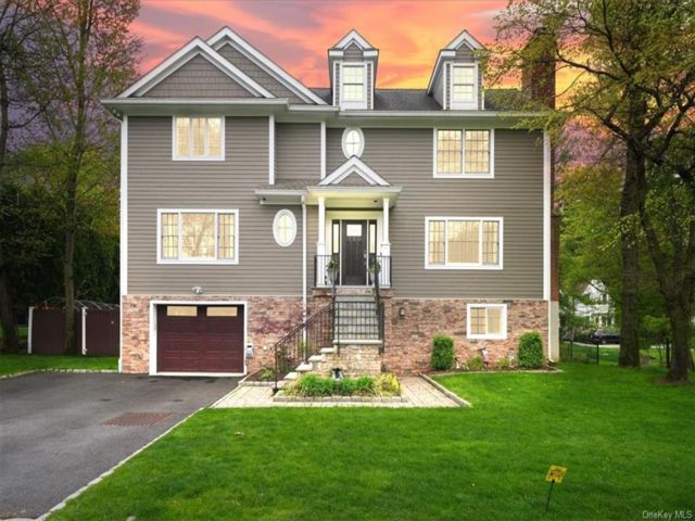  4 BR,  4.00 BTH &nbsp;Colonial style home in Greenburgh