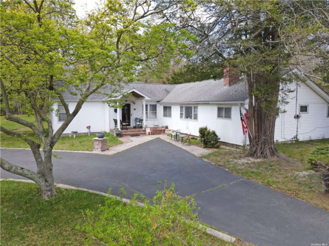  5 BR,  3.00 BTH &nbsp;Exp ranch style home in Coram