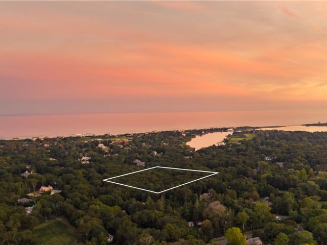Lot <b>Size:</b> 7.01 &nbsp;Land style home in East Hampton