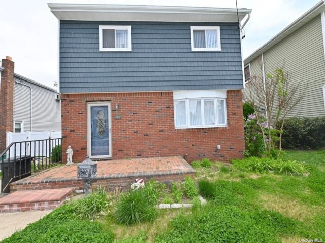  3 BR,  2.00 BTH &nbsp;Colonial style home in Hempstead
