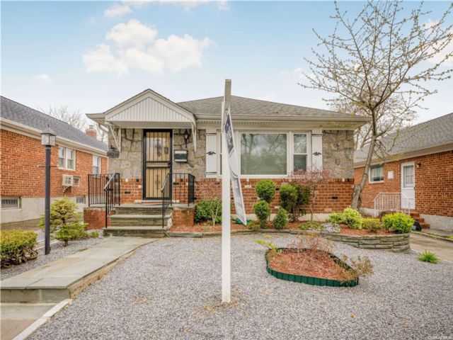  3 BR,  2.00 BTH &nbsp;Ranch style home in Little Neck