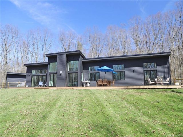  4 BR,  3.00 BTH &nbsp;Contemporary style home in Cochecton