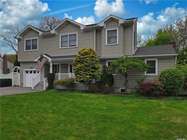  4 BR,  3.00 BTH &nbsp;Colonial style home in Sayville